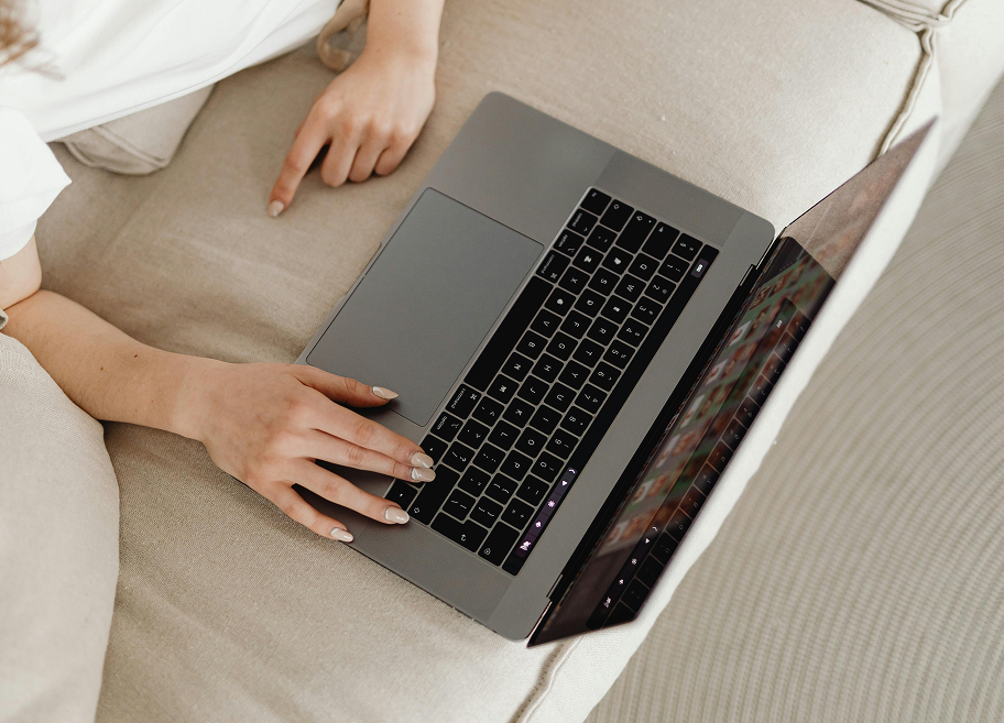 sofa laptop